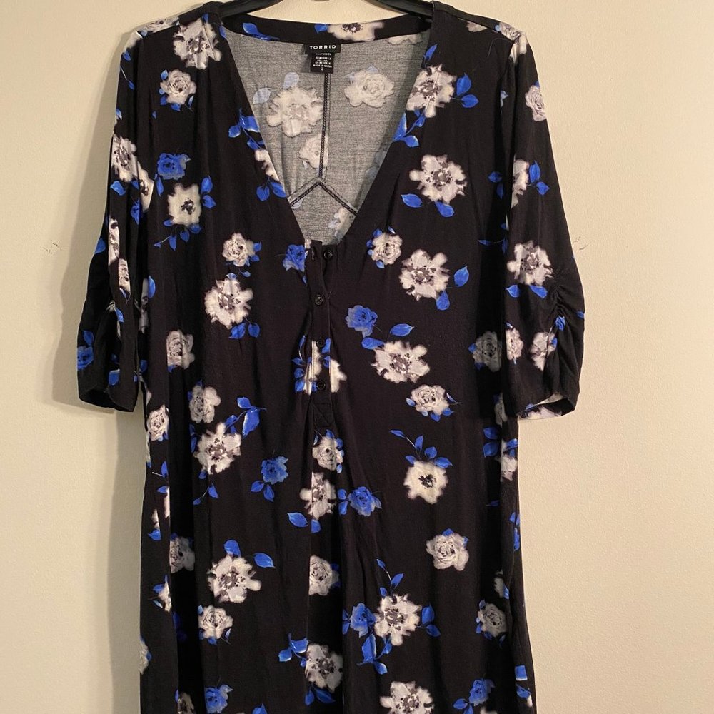 TORRID BlackFloral Top Sz 2/2X